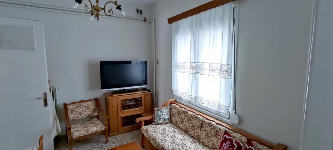 σπίτι στην πόλη κοντά στην λίμνη